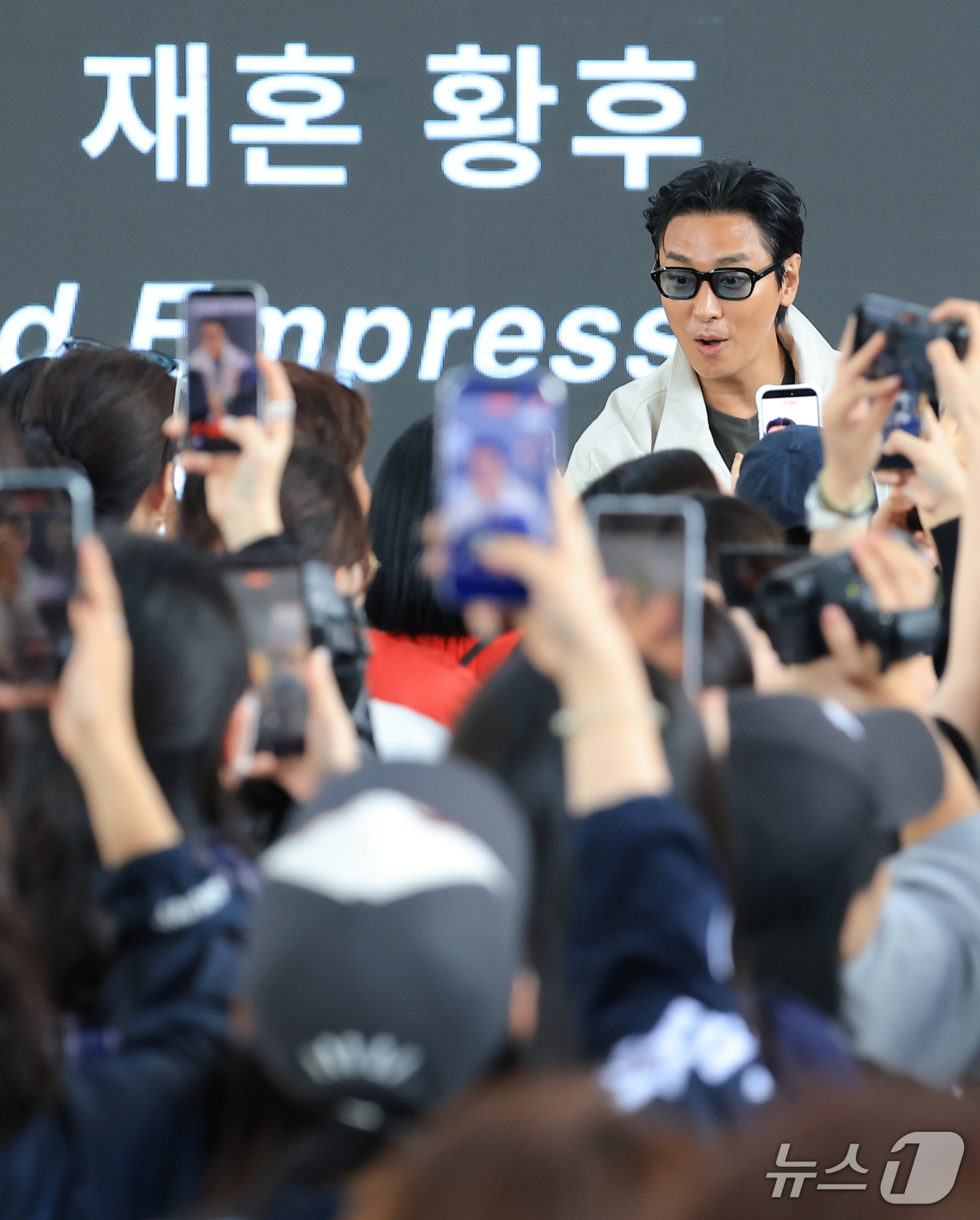 (부산=뉴스1) 권현진 기자 = 배우 주지훈이 10일 부산 해운대구 영화의전당 루프씨어터에서에서 열린 제31회 부산국제영화제 '재혼황후' 무대인사에서 객석으로 내려와 관객과 소통하 …