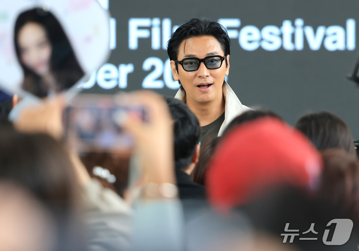 (부산=뉴스1) 권현진 기자 = 배우 주지훈이 10일 부산 해운대구 영화의전당 루프씨어터에서에서 열린 제31회 부산국제영화제 '재혼황후' 무대인사에서 객석으로 내려와 관객과 소통하 …