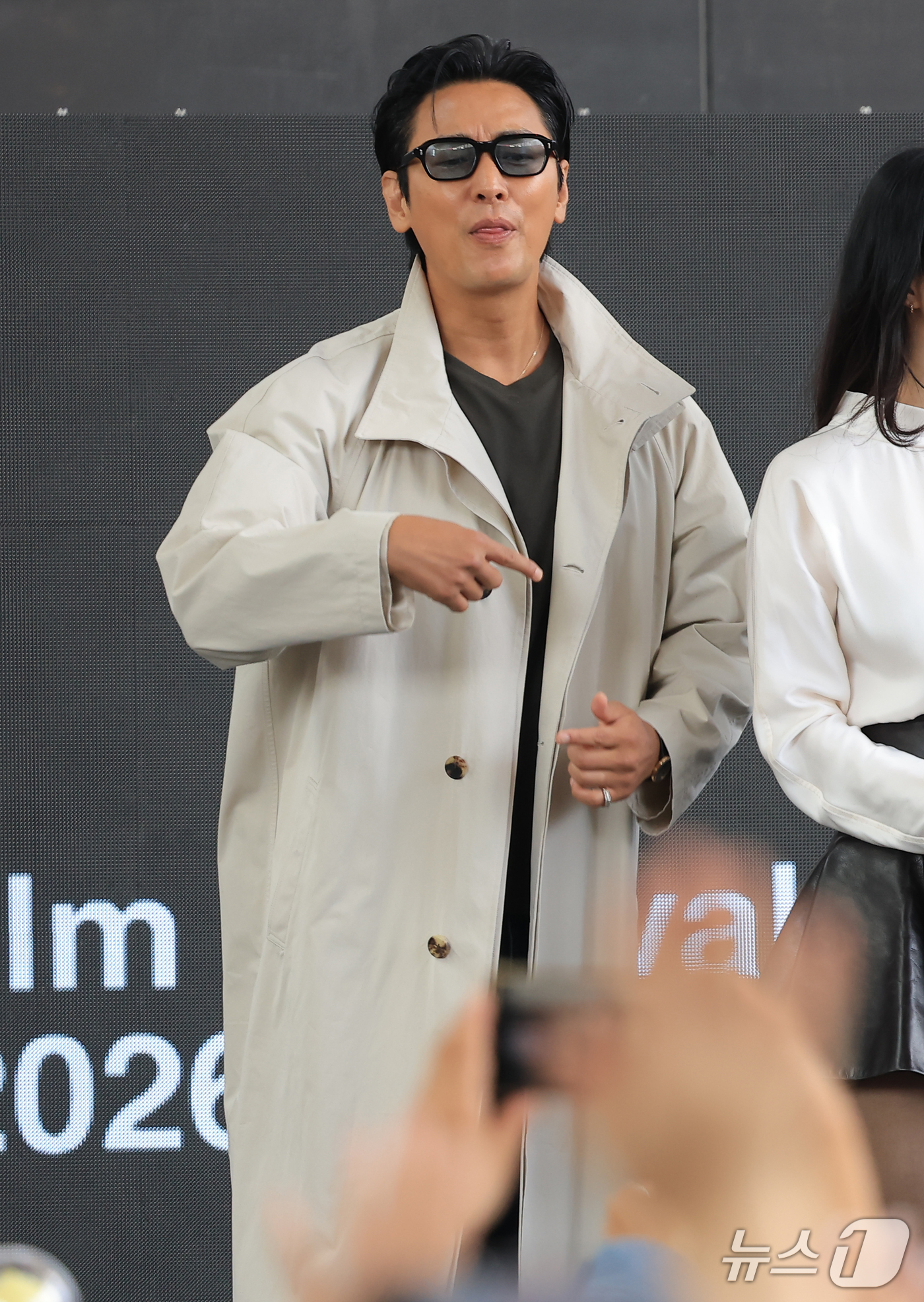 (부산=뉴스1) 권현진 기자 = 배우 주지훈이 10일 부산 해운대구 영화의전당 루프씨어터에서에서 열린 제31회 부산국제영화제 '재혼황후' 무대인사에서 관객과 소통하고 있다. 202 …