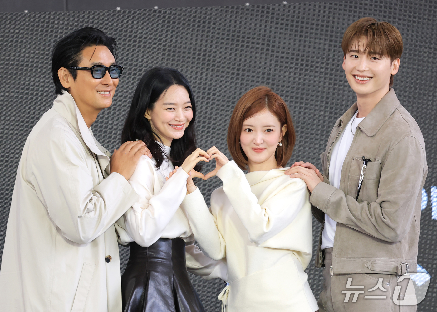 (부산=뉴스1) 권현진 기자 = 배우 주지훈(왼쪽부터)과 신민아, 이세영, 이종석이 10일 부산 해운대구 영화의전당 루프씨어터에서에서 열린 제31회 부산국제영화제 '재혼황후' 무대 …