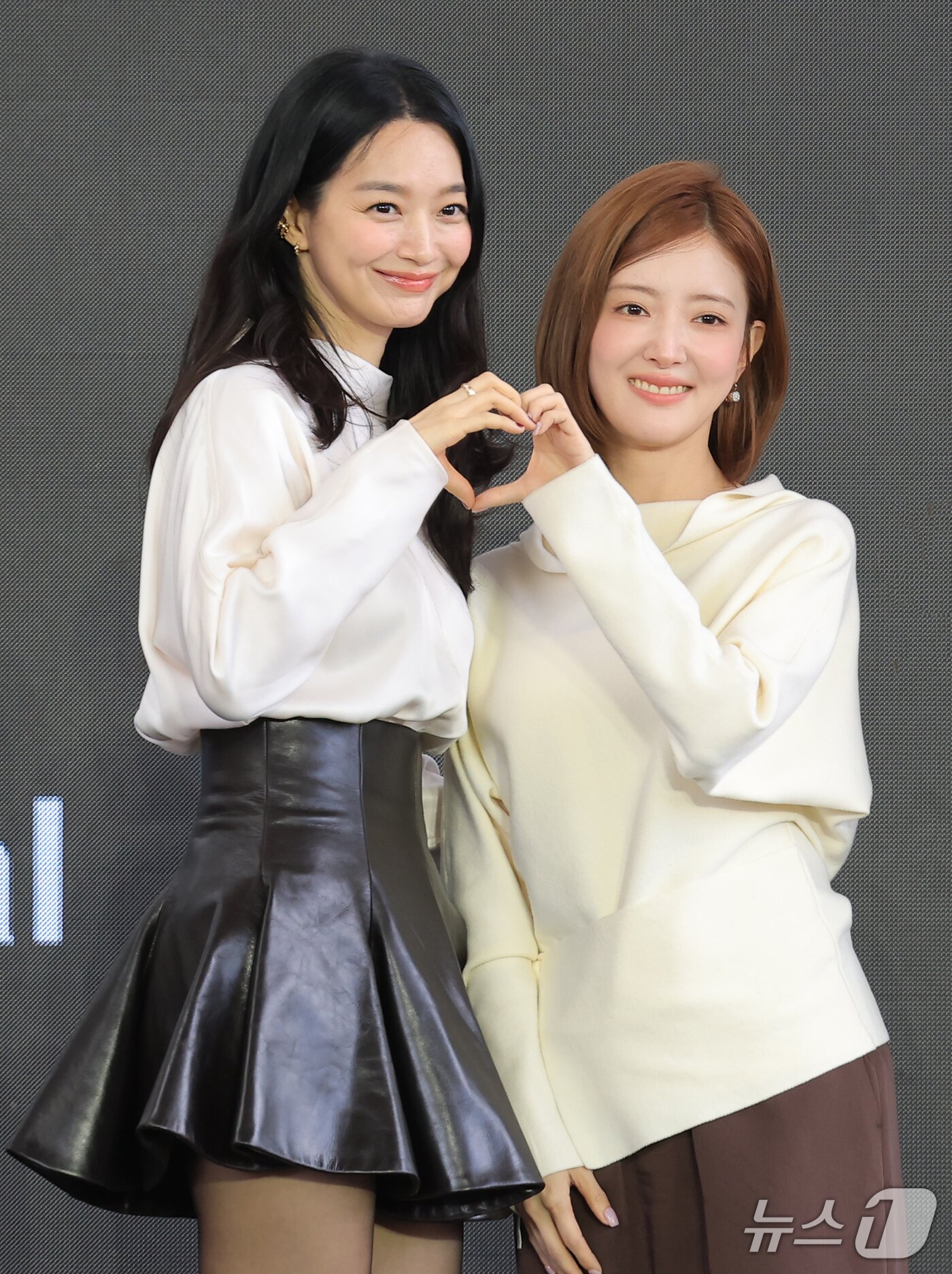 본문 이미지 - 배우 신민아와 이세영(오른쪽)이 10일 부산 해운대구 영화의전당 루프씨어터에서에서 열린 제31회 부산국제영화제 '재혼황후' 무대인사에서 팬들과 즐거운 시간을 보내고 있다.  ⓒ 뉴스1 권현진 기자