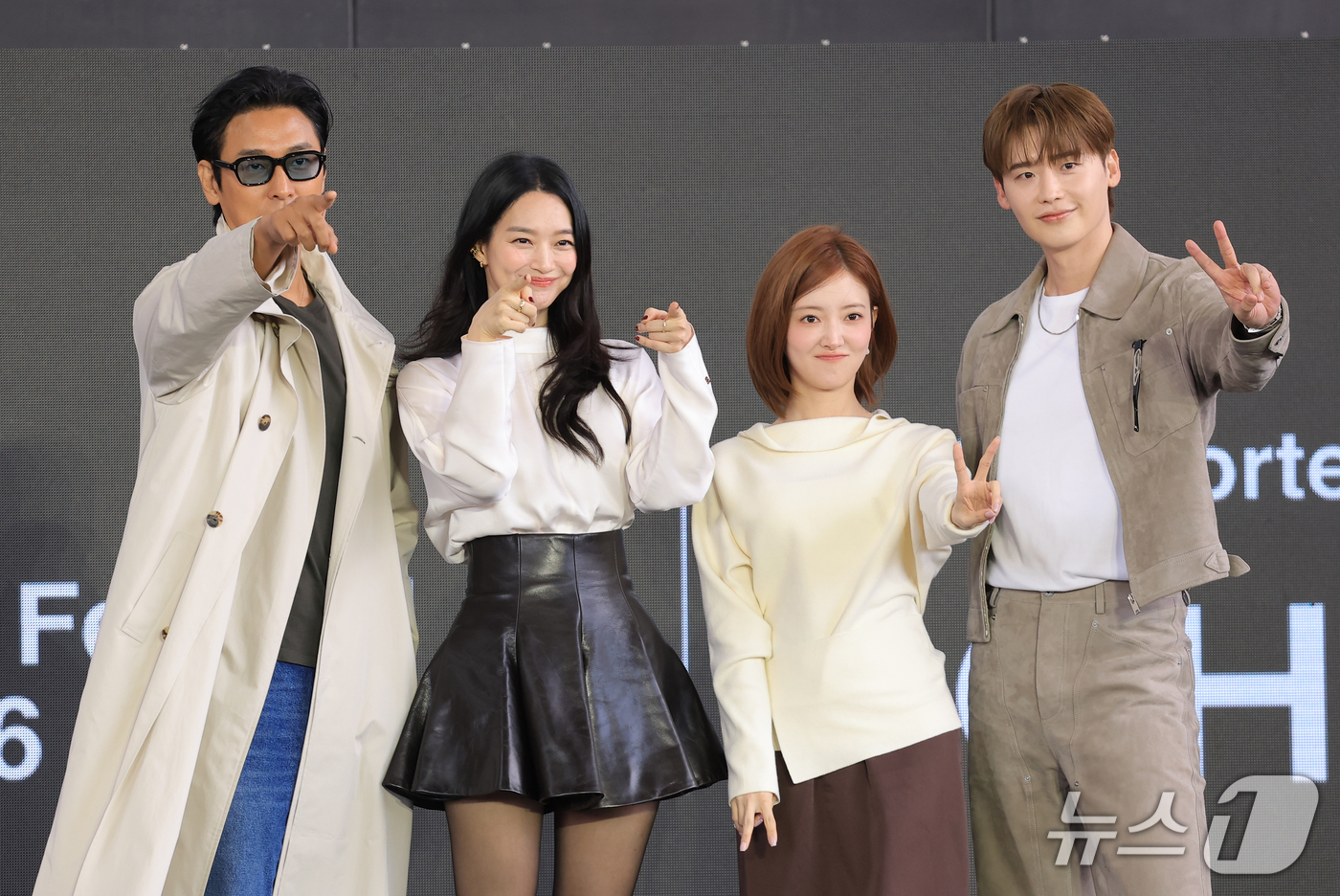 (부산=뉴스1) 권현진 기자 = 배우 주지훈(왼쪽부터)과 신민아, 이세영, 이종석이 10일 부산 해운대구 영화의전당 루프씨어터에서에서 열린 제31회 부산국제영화제 '재혼황후' 무대 …