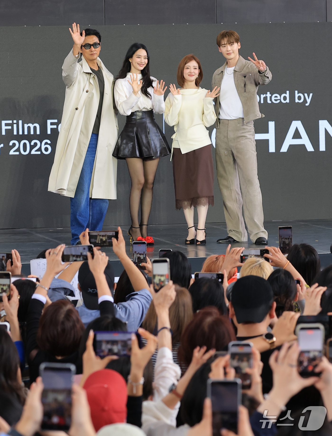 (부산=뉴스1) 권현진 기자 = 배우 주지훈(왼쪽부터)과 신민아, 이세영, 이종석이 10일 부산 해운대구 영화의전당 루프씨어터에서에서 열린 제31회 부산국제영화제 '재혼황후' 무대 …