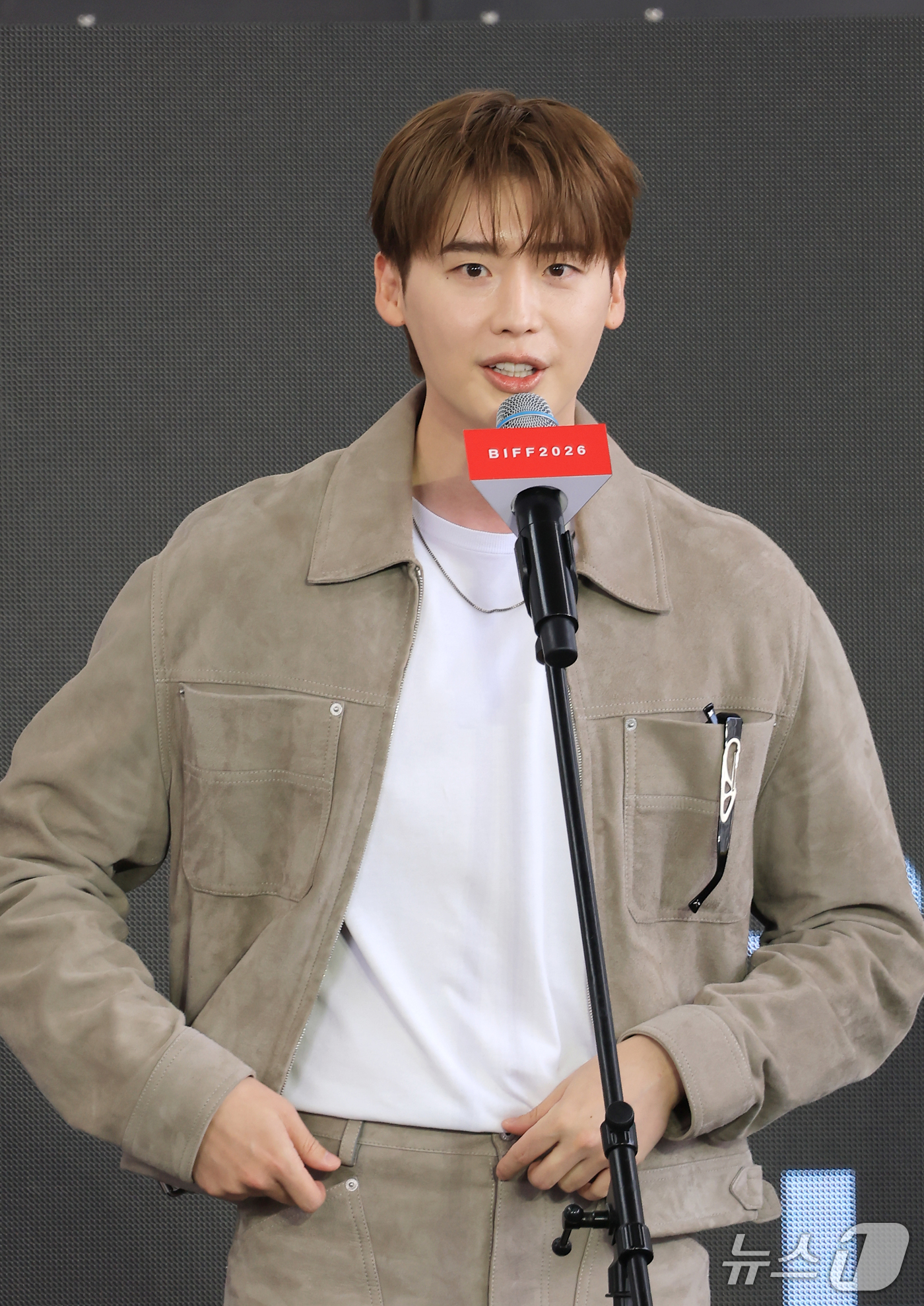 (부산=뉴스1) 권현진 기자 = 배우 이종석이 10일 부산 해운대구 영화의전당 루프씨어터에서에서 열린 제31회 부산국제영화제 '재혼황후' 무대인사에서 인사말을 하고 있다. 2026 …
