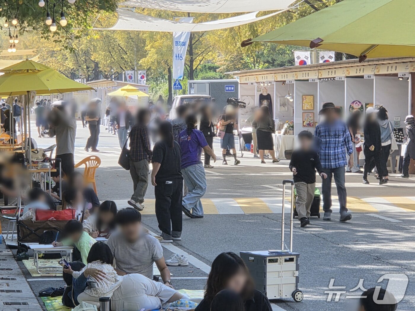 본문 이미지 - 대전 서구 보라매공원 일원에서 열린 서구아트페스티벌 행사장에 낮부터 시민들이 모여들어 축제 분위기를 즐기고 있다. ⓒ 뉴스1 김종서 기자