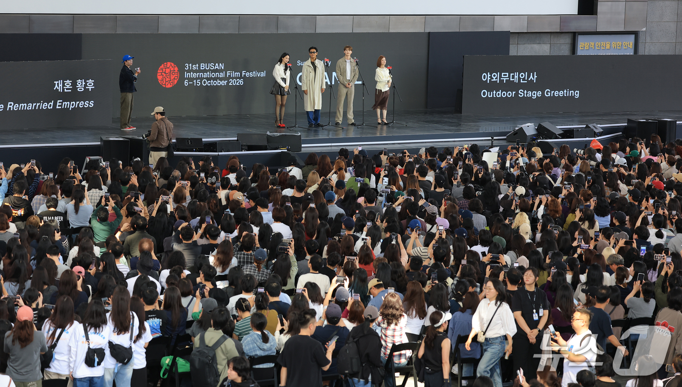 (부산=뉴스1) 권현진 기자 = 배우 신민아(왼쪽부터)와 주지훈, 이종석, 이세영이 10일 부산 해운대구 영화의전당 루프씨어터에서에서 열린 제31회 부산국제영화제 '재혼황후' 무대 …