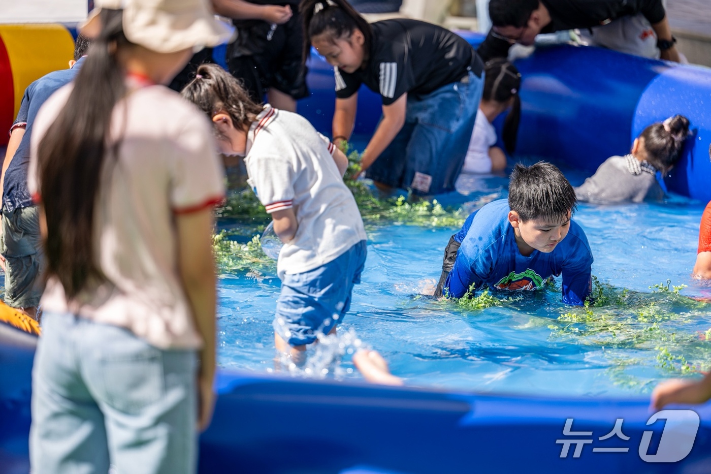 (남원=뉴스1) = 남원 흥부제 둘째 날인 10일 전북 남원시 요천변 일원에 마련된 행사장을 찾은 어린이들이 축제를 즐기고 있다. (남원시 제공. 재판매 및 DB 금지) 2026. …