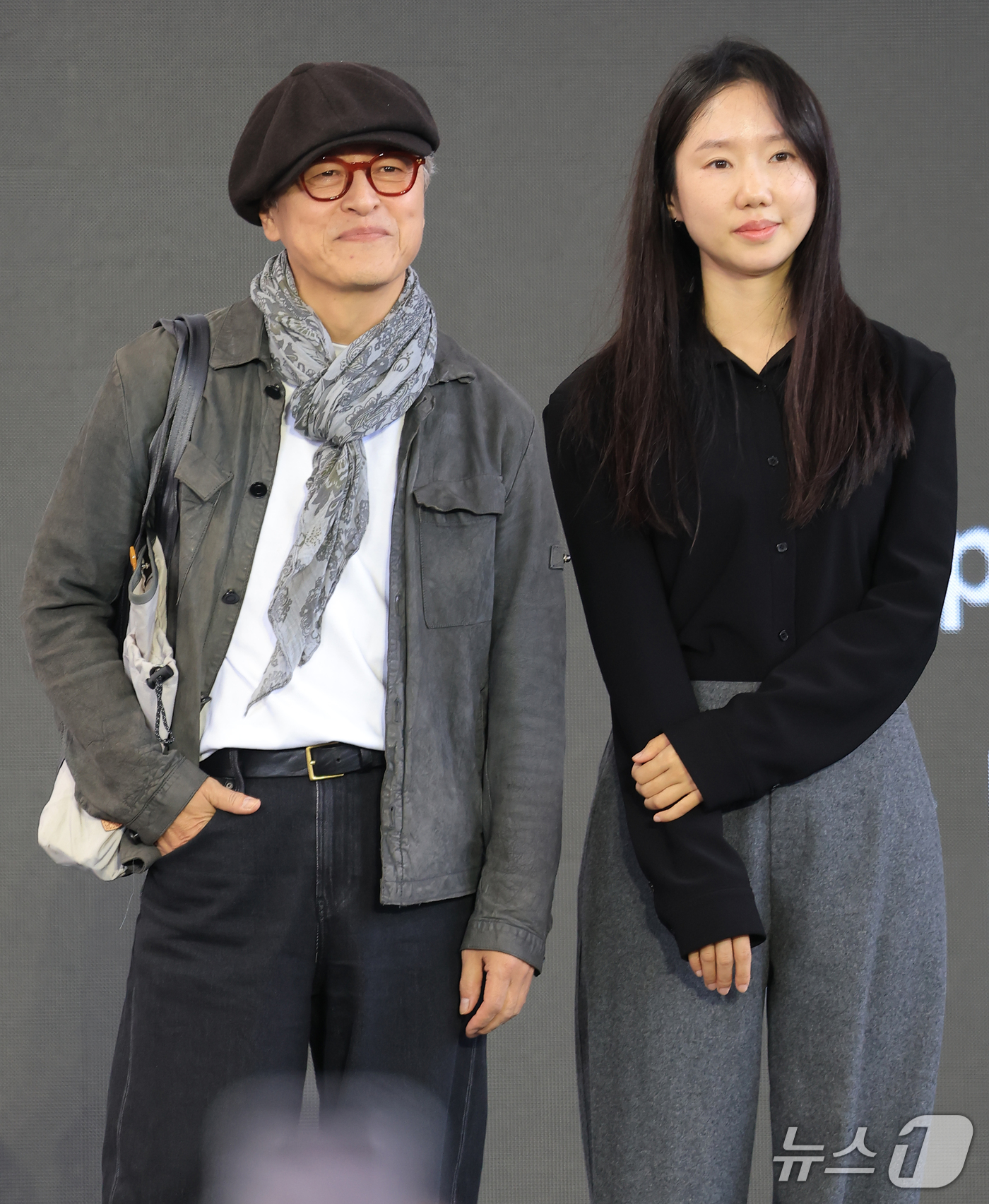 (부산=뉴스1) 권현진 기자 = 배우 권해효와 박미소(오른쪽)가 10일 부산 해운대구 영화의전당 루프씨어터에서에서 열린 제31회 부산국제영화제 '눈 둘 데가 없네' 무대인사에서 포 …