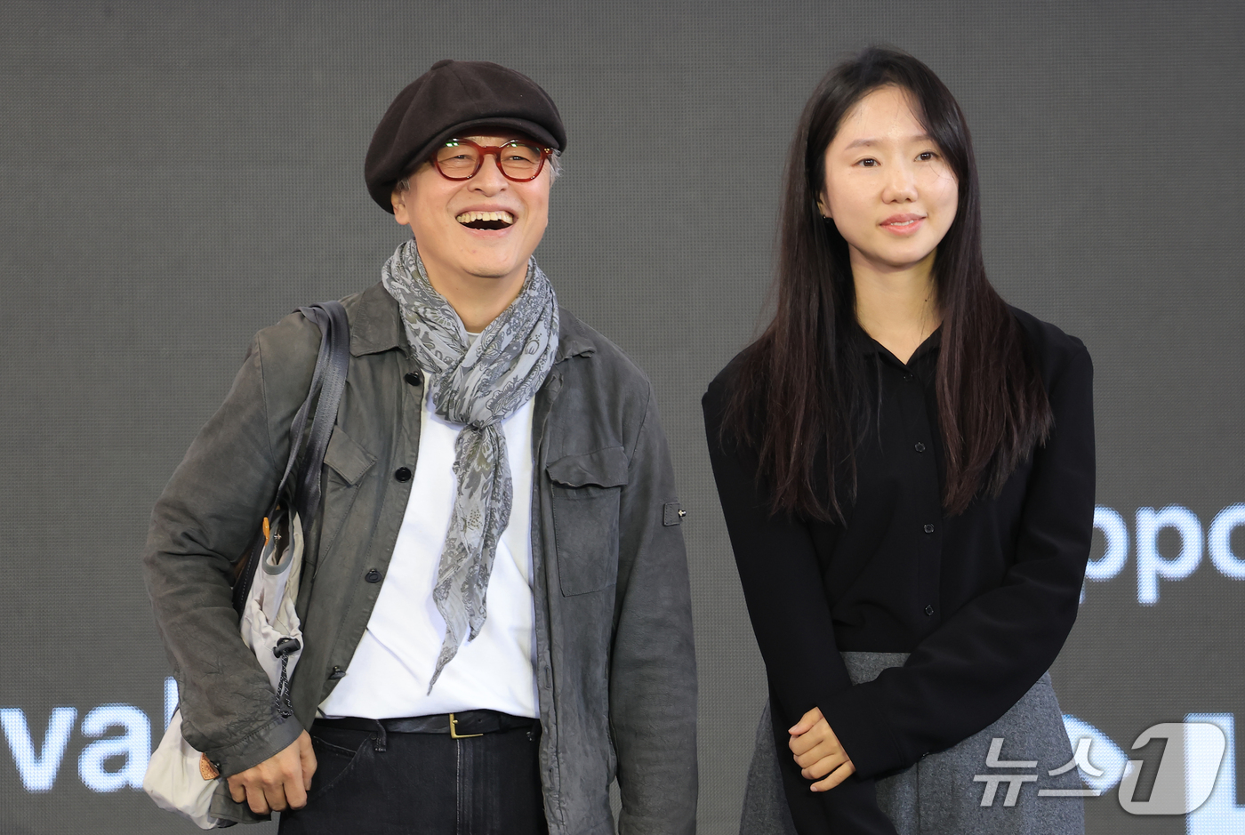 (부산=뉴스1) 권현진 기자 = 배우 권해효와 박미소(오른쪽)가 10일 부산 해운대구 영화의전당 루프씨어터에서에서 열린 제31회 부산국제영화제 '눈 둘 데가 없네' 무대인사에서 포 …