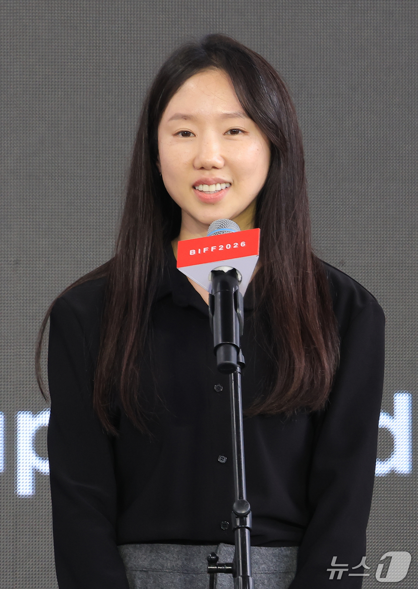 (부산=뉴스1) 권현진 기자 = 배우 박미소가 10일 부산 해운대구 영화의전당 루프씨어터에서에서 열린 제31회 부산국제영화제 '눈 둘 데가 없네' 무대인사에서 인사말을 하고 있다. …