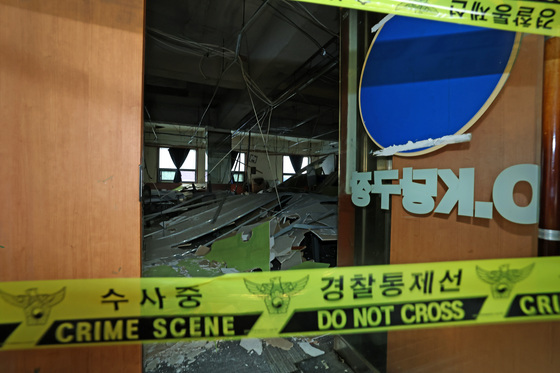 "쾅 소리 나더니 마감재 와르르"…대구 건물 천장 붕괴 현장 아수라장