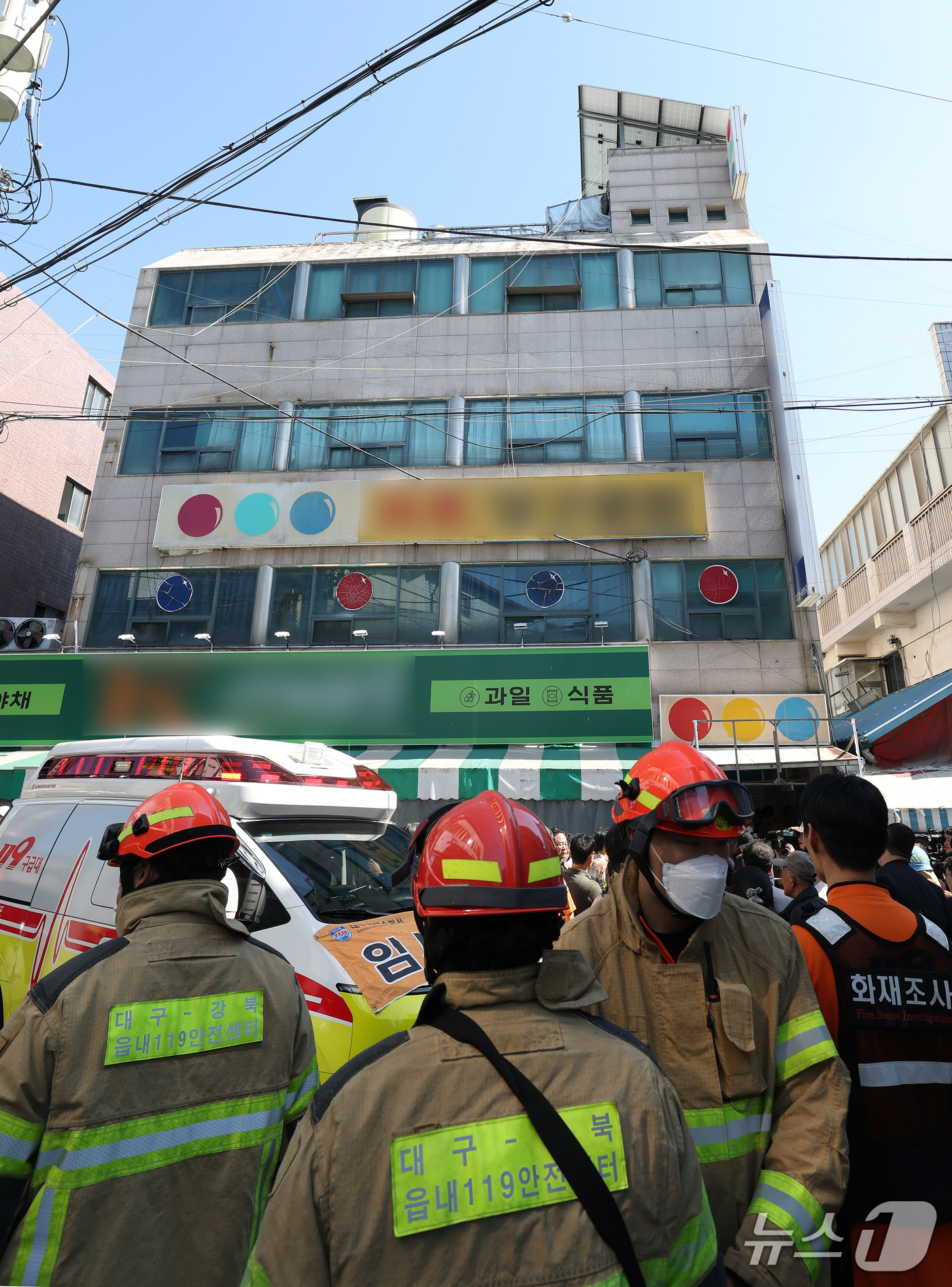(대구=뉴스1) 공정식 기자 = 10일 오전 10시 16분쯤 대구 북구 관음동의 한 4층짜리 건물 2층에서 천장 일부가 무너져 60여 명이 대피하는 사고가 발생했다. 소방대원들이 …