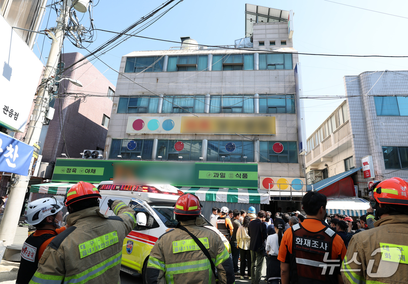 (대구=뉴스1) 공정식 기자 = 10일 오전 10시 16분쯤 대구 북구 관음동의 한 4층짜리 건물 2층에서 천장 일부가 무너져 60여 명이 대피하는 사고가 발생했다.  소방대원들이 …