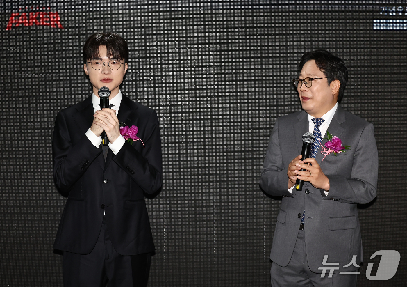 (서울=뉴스1) 김민지 기자 = 프로게이머 '페이커' 이상혁이 10일 오후 서울중앙우체국 우표박물관에서 열린 e스포츠 전설 '페이커' 기념우표 발행 및 기획전시관 개관식에서 취재진 …