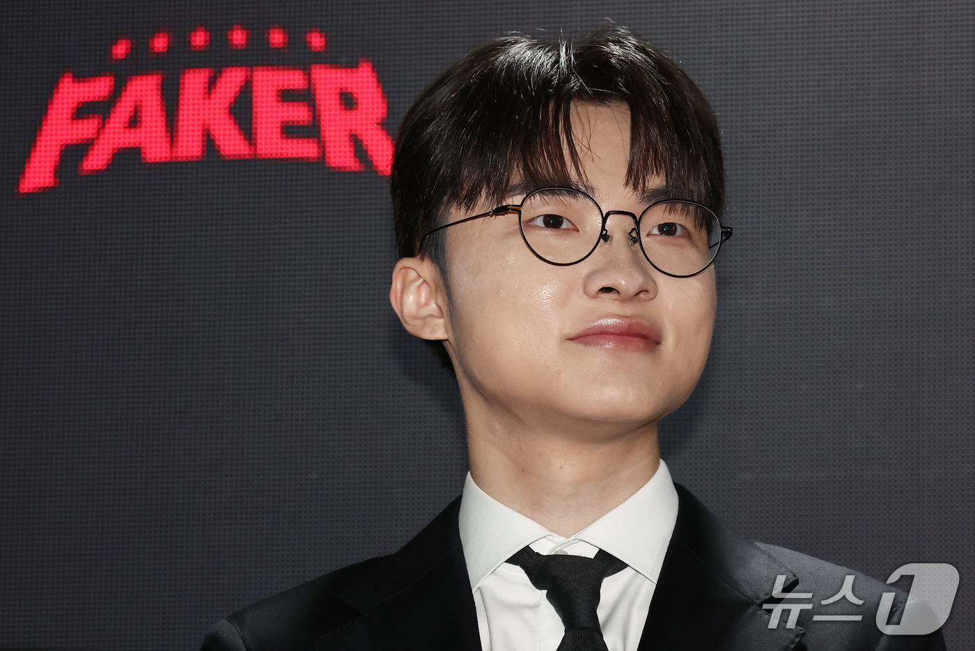 (서울=뉴스1) 김민지 기자 = 프로게이머 '페이커' 이상혁이 10일 오후 서울중앙우체국 우표박물관에서 열린 e스포츠 전설 '페이커' 기념우표 발행 및 기획전시관 개관식에 참석해 …
