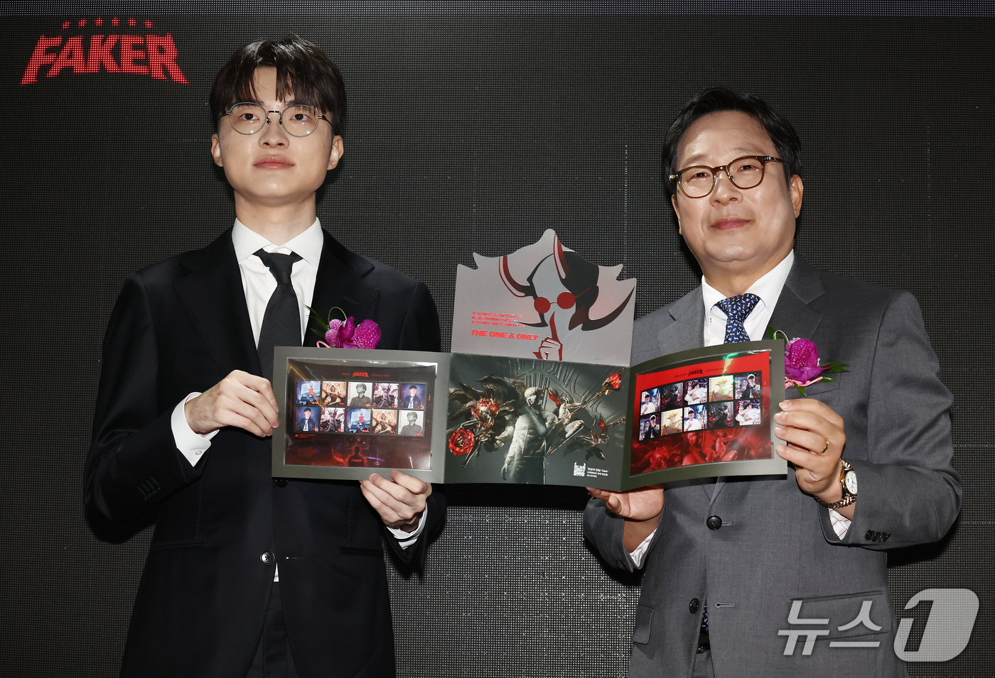 (서울=뉴스1) 김민지 기자 = 프로게이머 '페이커' 이상혁이 10일 오후 서울중앙우체국 우표박물관에서 열린 e스포츠 전설 '페이커' 기념우표 발행 및 기획전시관 개관식에서 박인환 …