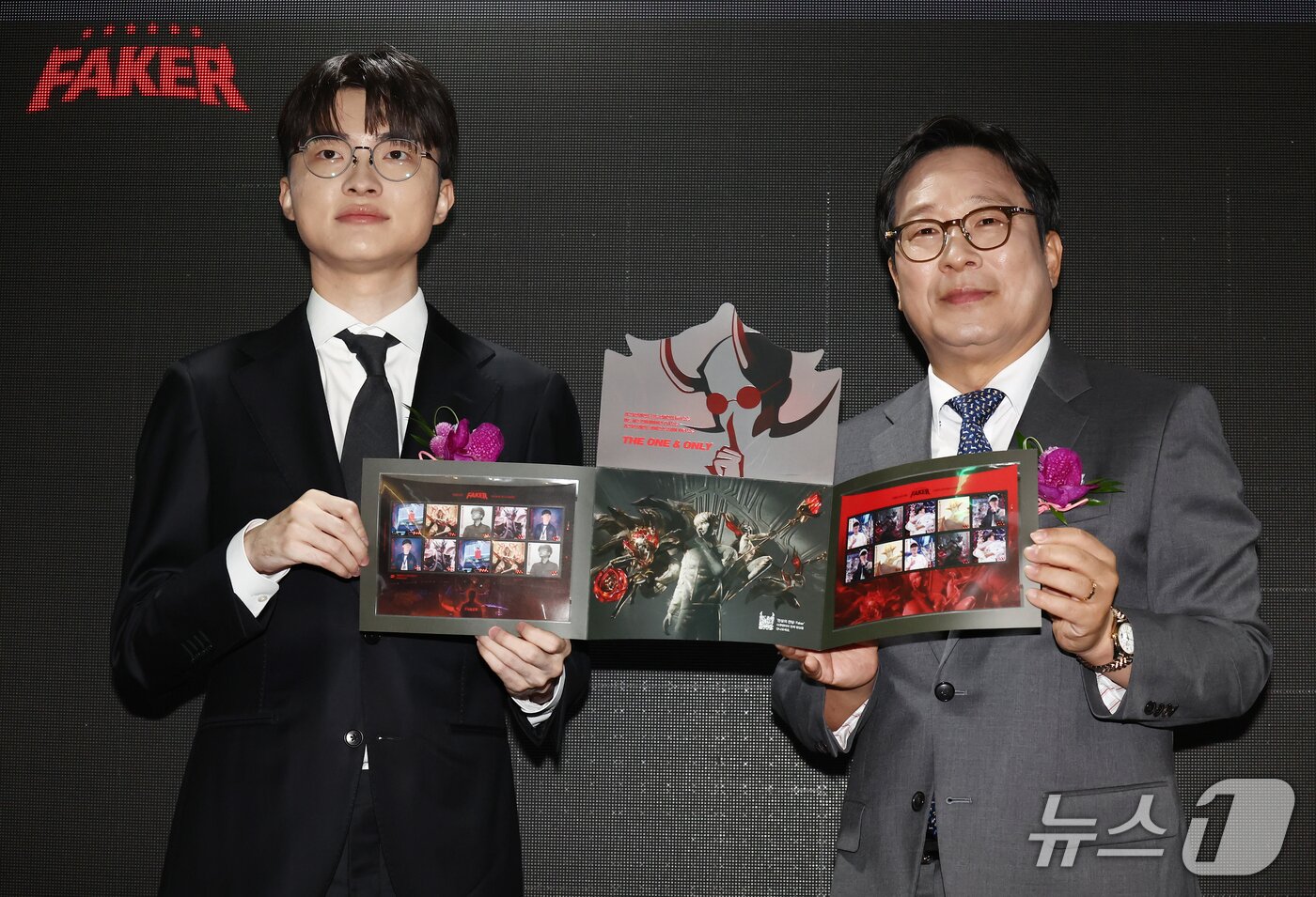 본문 이미지 - 프로게이머 '페이커' 이상혁이 10일 오후 서울중앙우체국 우표박물관에서 열린 e스포츠 전설 '페이커' 기념우표 발행 및 기획전시관 개관식에서 박인환 우정사업본부장과 기념우표를 들고 기념촬영을 하고 있다. 2026.10.10 ⓒ 뉴스1 김민지 기자