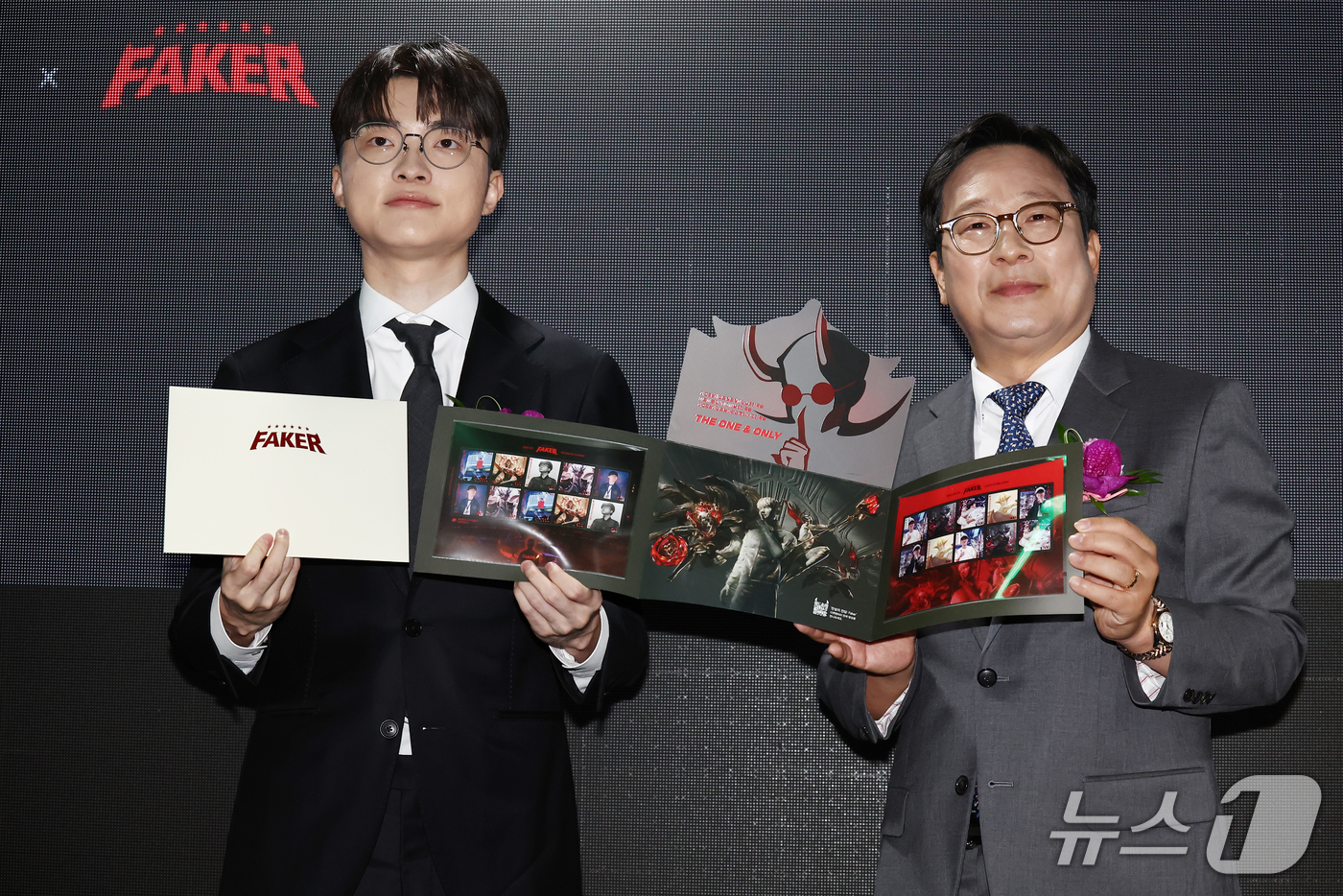 (서울=뉴스1) 김민지 기자 = 프로게이머 '페이커' 이상혁이 10일 오후 서울중앙우체국 우표박물관에서 열린 e스포츠 전설 '페이커' 기념우표 발행 및 기획전시관 개관식에서 박인환 …