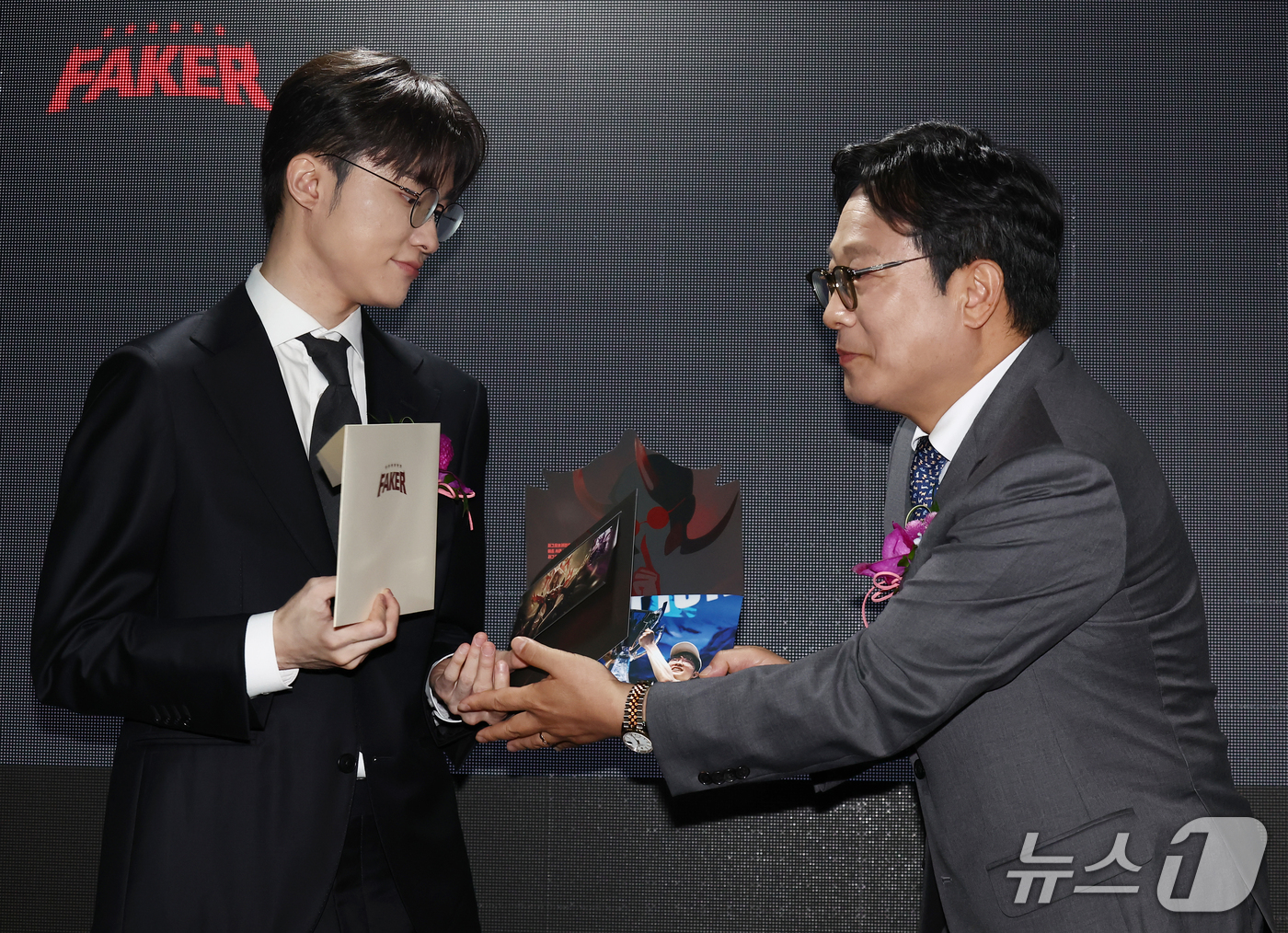 (서울=뉴스1) 김민지 기자 = 프로게이머 '페이커' 이상혁이 10일 오후 서울중앙우체국 우표박물관에서 열린 e스포츠 전설 '페이커' 기념우표 발행 및 기획전시관 개관식에서 박인환 …