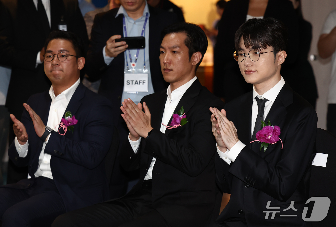 (서울=뉴스1) 김민지 기자 = 프로게이머 '페이커' 이상혁이 10일 오후 서울중앙우체국 우표박물관에서 열린 e스포츠 전설 '페이커' 기념우표 발행 및 기획전시관 개관식에 참석해 …