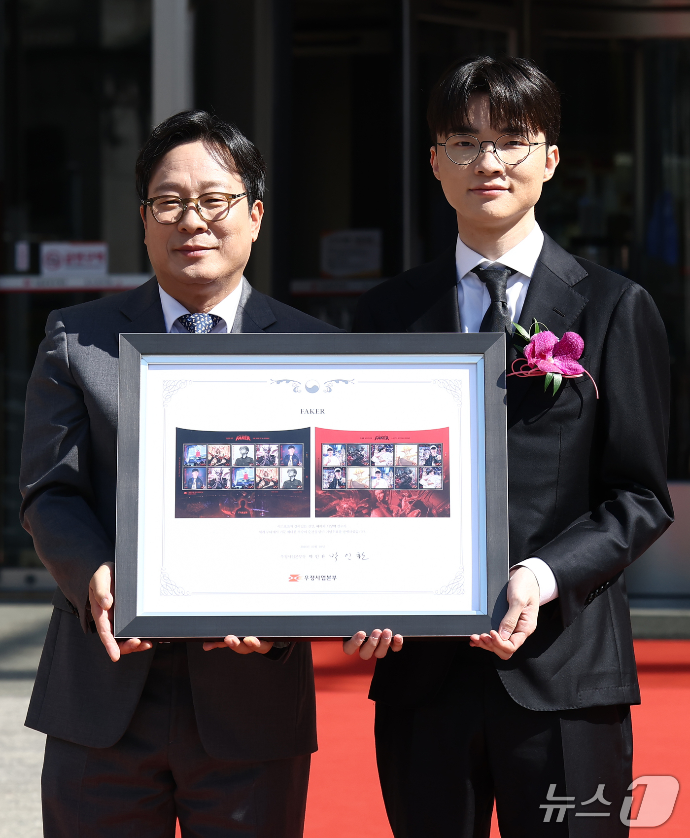 (서울=뉴스1) 김민지 기자 = 프로게이머 '페이커' 이상혁이 10일 오후 서울중앙우체국 우표박물관에서 열린 e스포츠 전설 '페이커' 기념우표 발행 및 기획전시관 개관식에서 박인환 …