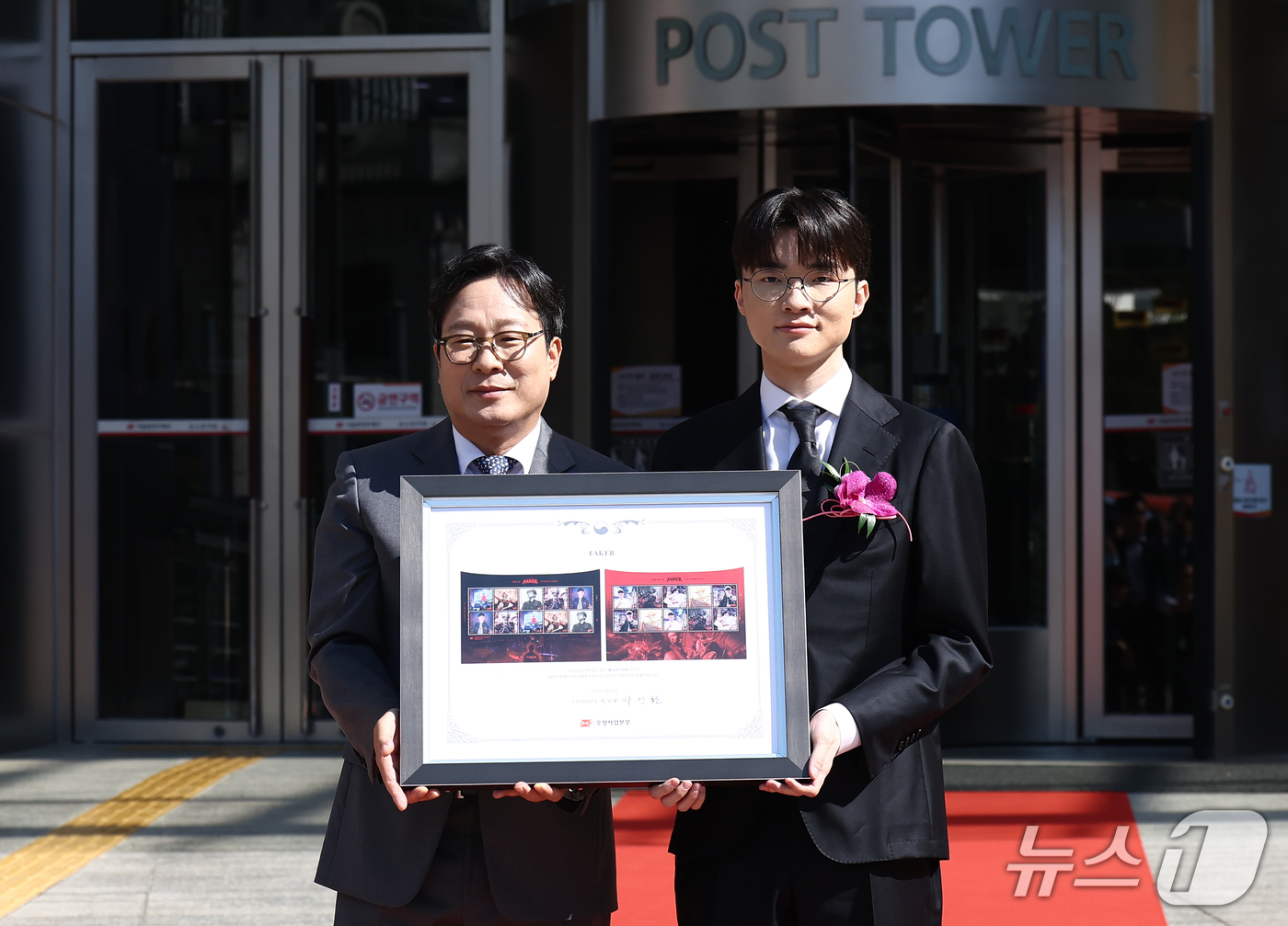 (서울=뉴스1) 김민지 기자 = 프로게이머 '페이커' 이상혁이 10일 오후 서울중앙우체국 우표박물관에서 열린 e스포츠 전설 '페이커' 기념우표 발행 및 기획전시관 개관식에서 박인환 …
