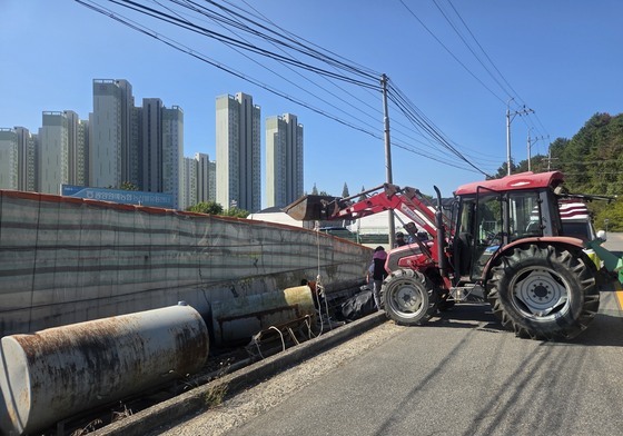 2300리터 든 등유 탱크에 70대 2명 깔려…1명 사망, 1명 중상(종합)