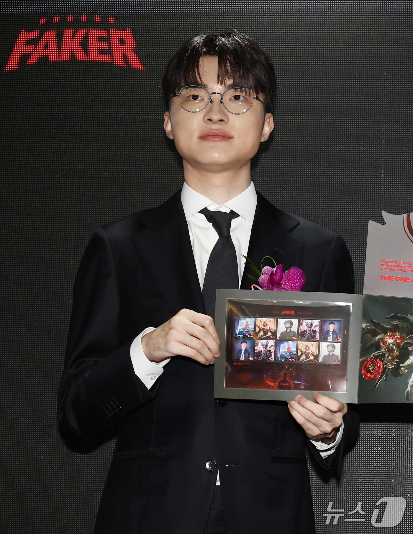 (서울=뉴스1) 김민지 기자 = 프로게이머 '페이커' 이상혁이 10일 오후 서울중앙우체국 우표박물관에서 열린 e스포츠 전설 '페이커' 기념우표 발행 및 기획전시관 개관식에서 기념우 …