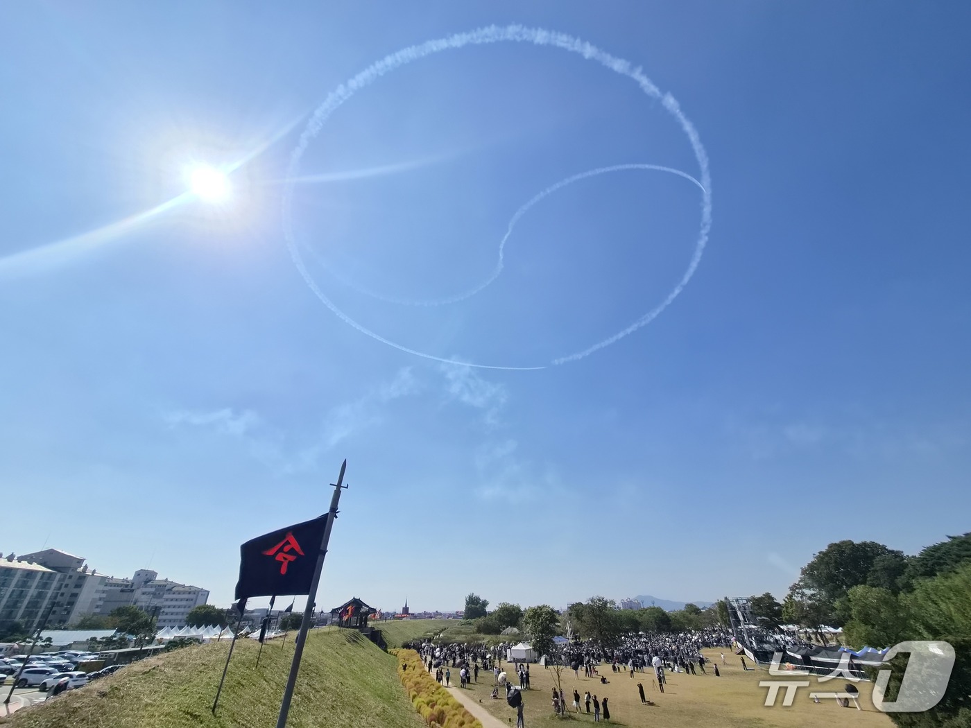 (서산=뉴스1) 김기태 기자 = 10일 충남 서산 해미읍성 일원에서 열린 제23회 서산해미읍성축제에서 대한민국 공군 특수비행팀 블랙이글스가 에어쇼를 선보이고 있다.(서산시 제공. …