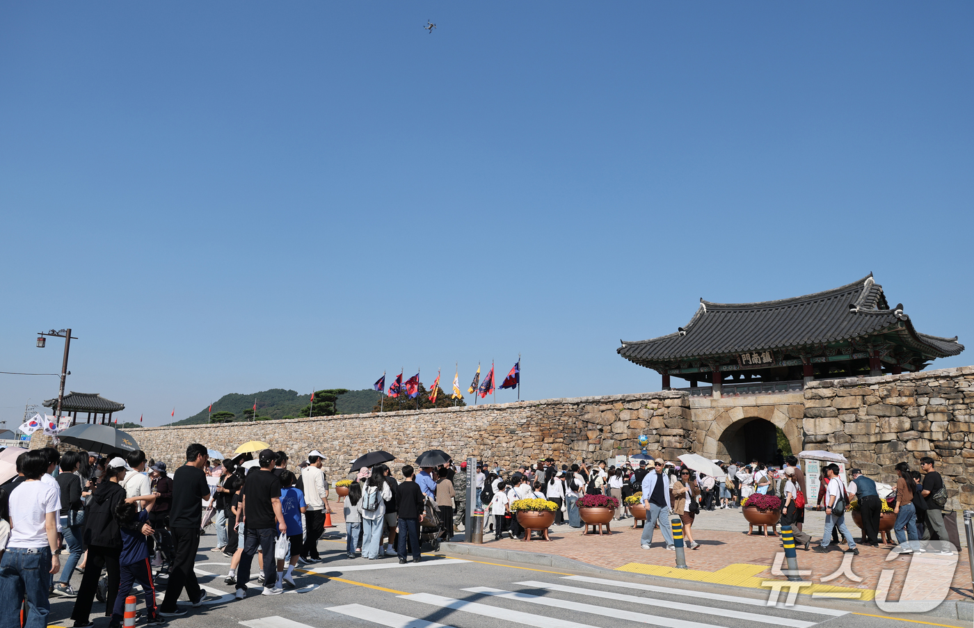 (서산=뉴스1) 김기태 기자 = 10일 충남 서산 해미읍성 일원에서 열린 제23회 서산해미읍성축제가 관람객들로 북적이고 있다.(서산시 제공. 재판매 및 DB 금지) 2026.10. …