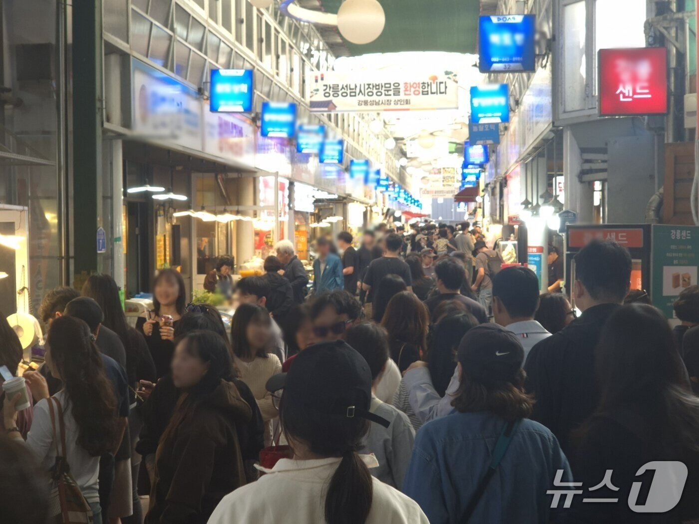 본문 이미지 - 한글날 연휴이자 토요일인 10일 강원 강릉지역 대표 전통시장인 중앙·성남시장이 나들이객들로 가득하다.2026.10.10/뉴스1 윤왕근 기자