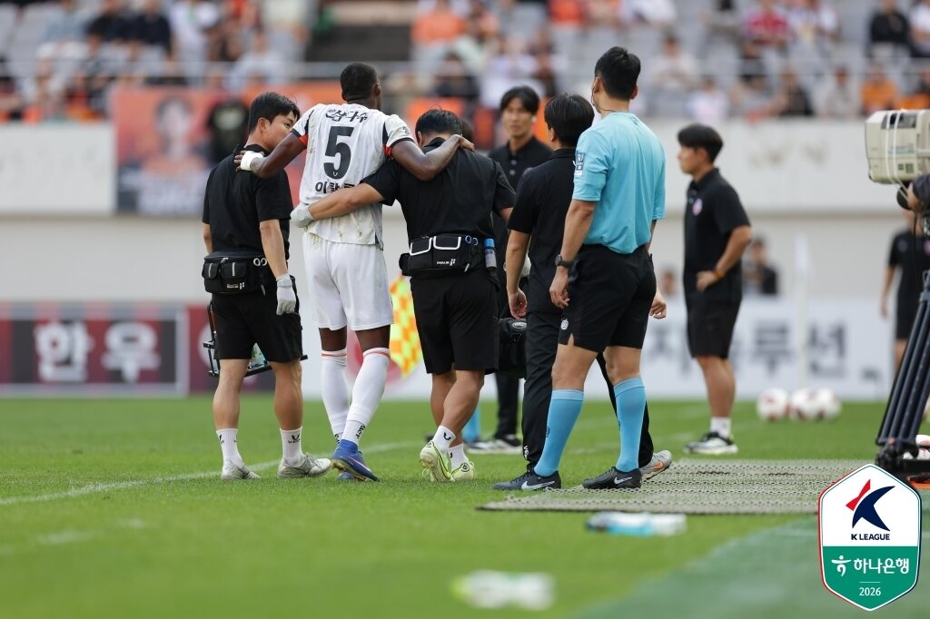 본문 이미지 -  부상 당해 교체아웃되는 이탈로(한국프로축구연맹 제공)