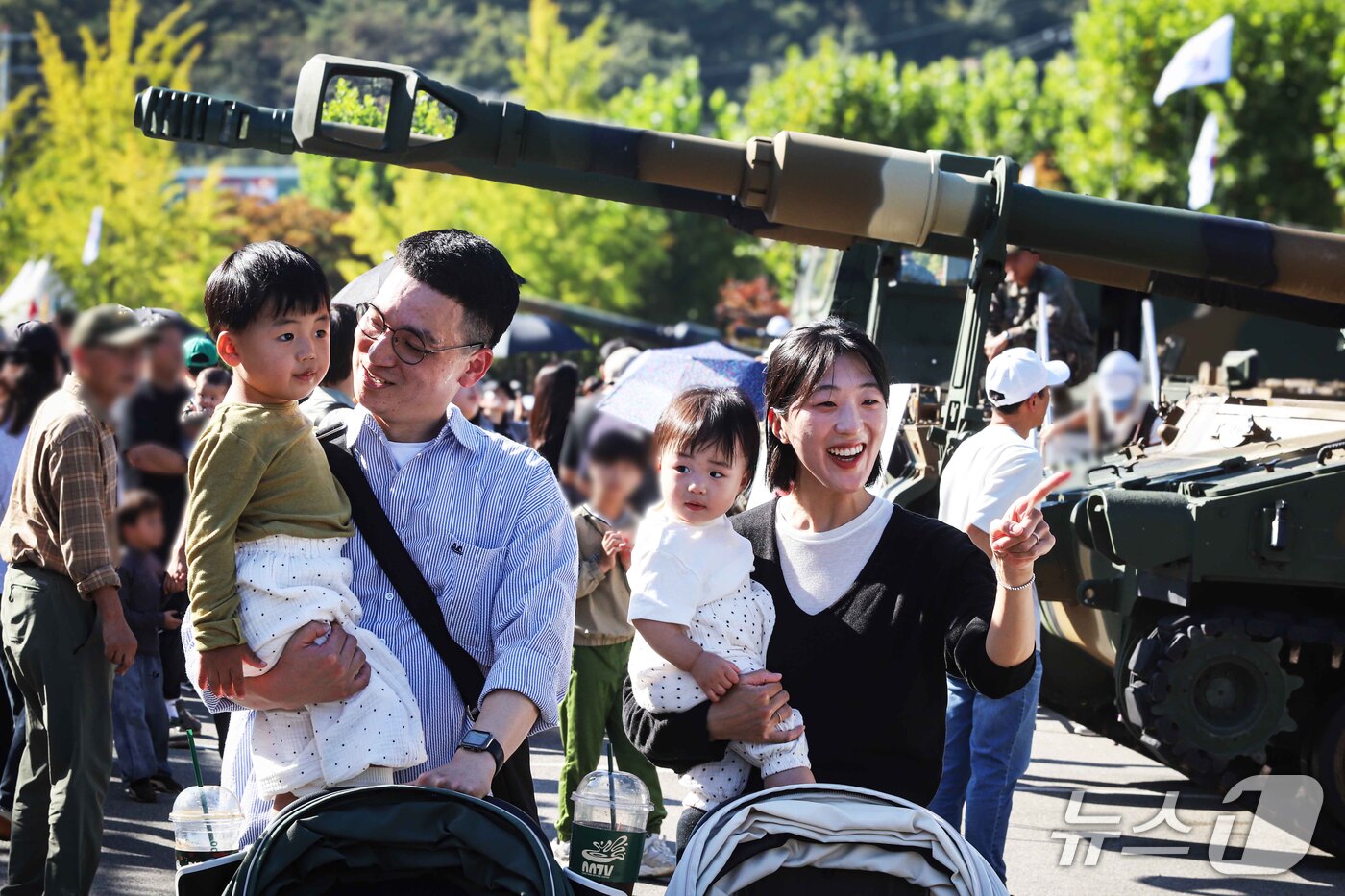 (춘천=뉴스1) 이종재 기자 = 제76주년 춘천지구전투 전승행사인 'K-밀리터리 페스티벌:춘천대첩'이 10일 강원 춘천시 수변공원 일대에서 열렸다.국방부가 주최하고 육군 2군단과 …