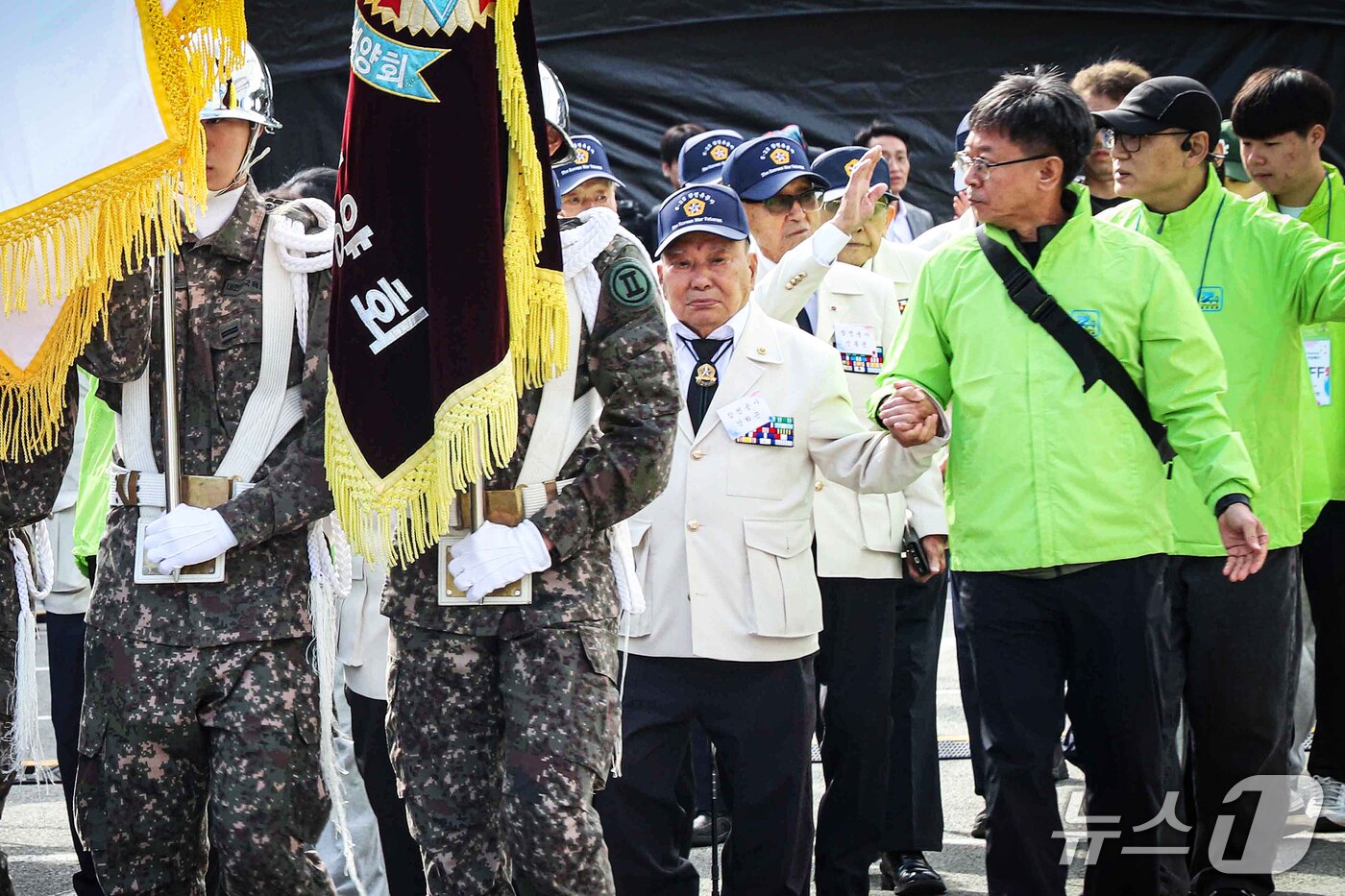 (춘천=뉴스1) 이종재 기자 = 제76주년 춘천지구전투 전승행사인 'K-밀리터리 페스티벌:춘천대첩'이 10일 강원 춘천시 수변공원 일대에서 열렸다.국방부가 주최하고 육군 2군단과 …