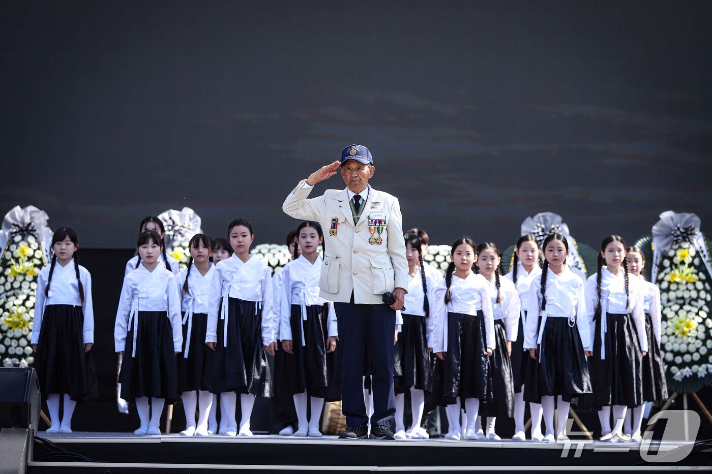 (춘천=뉴스1) 이종재 기자 = 제76주년 춘천지구전투 전승행사인 'K-밀리터리 페스티벌:춘천대첩'이 10일 강원 춘천시 수변공원 일대에서 열렸다.국방부가 주최하고 육군 2군단과 …