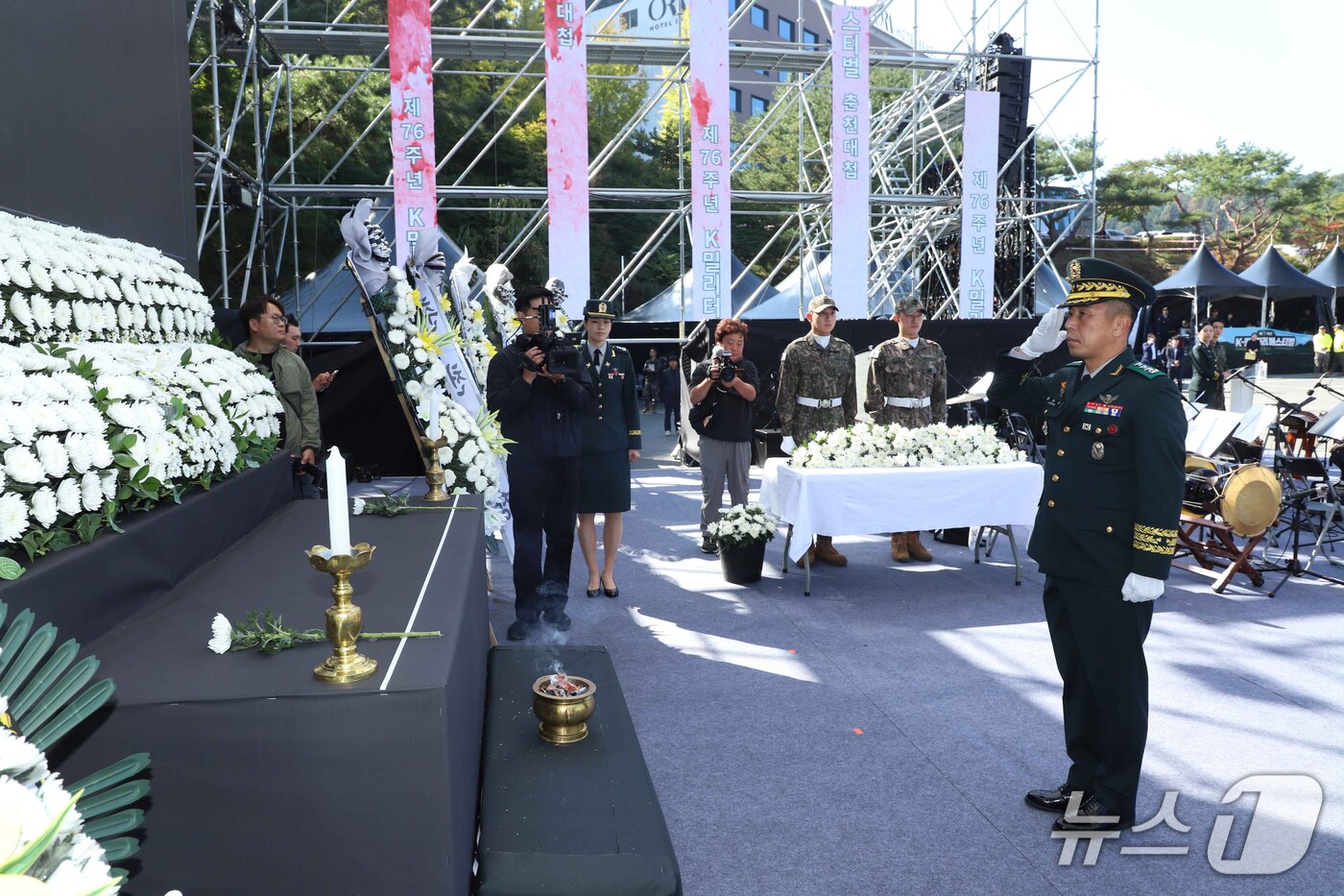 (춘천=뉴스1) 이종재 기자 = 제76주년 춘천지구전투 전승행사인 'K-밀리터리 페스티벌:춘천대첩'이 10일 강원 춘천시 수변공원 일대에서 열렸다.국방부가 주최하고 육군 2군단과 …