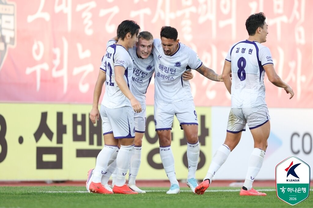 본문 이미지 - 김천을 상대로 득점한 뒤 기뻐하는 안양 선수들(한국프로축구연맹 제공) 