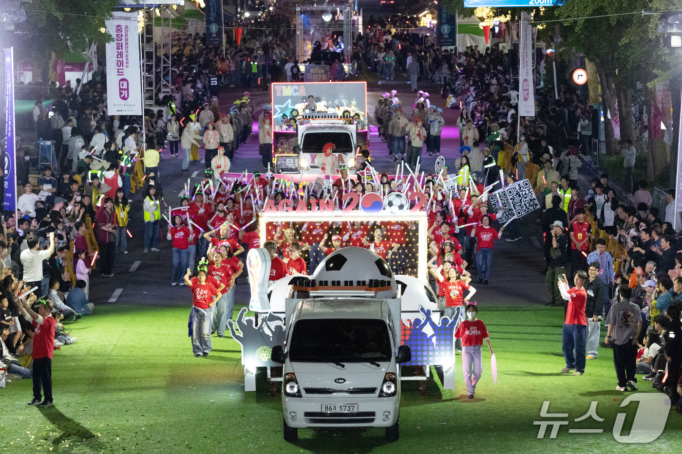 (광주=뉴스1) 이승현 기자 = 제23회 광주 추억의 충장축제 '충장 O퍼레이드'가 열린 10일 전남광주시 동구 금남로 일대에서 지역 13개 동 주민들이 직접 제작한 상징물과 의상 …