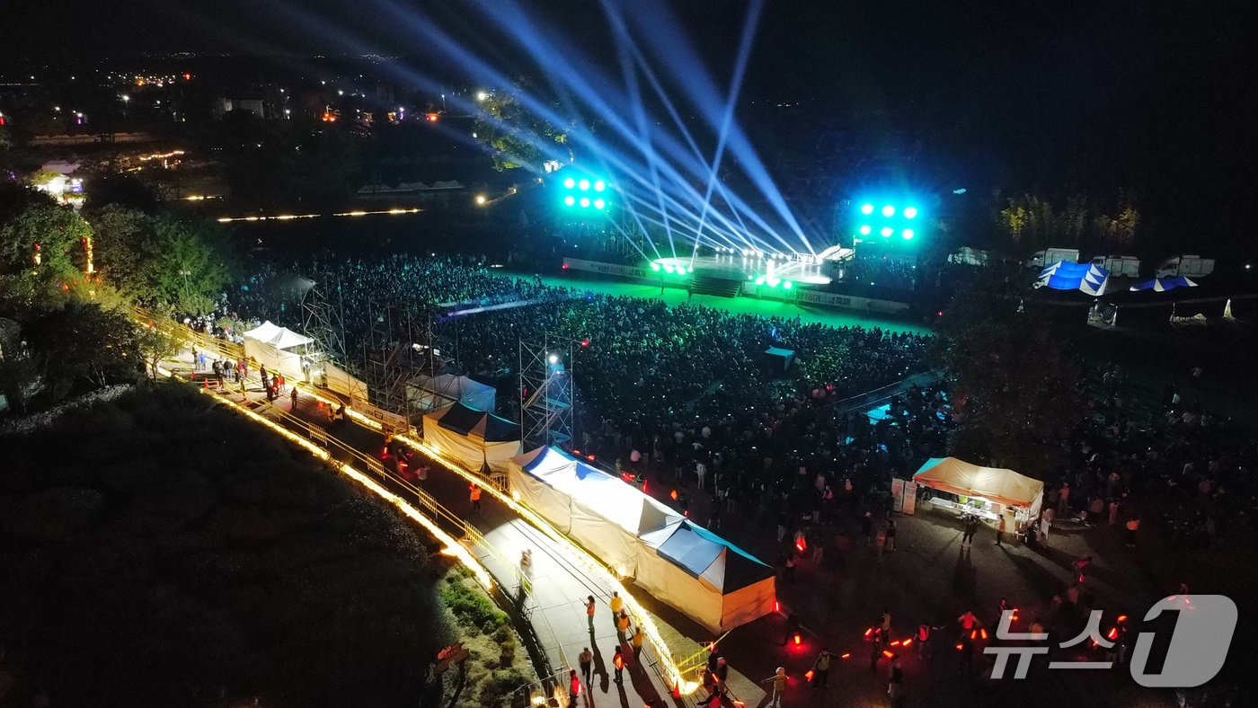 (서산=뉴스1) 김기태 기자 = 10일 충남 서산 해미읍성 일원에서 열린 제23회 서산해미읍성축제에 많은 인파가 공연을 보고 있다. (서산시 제공. 재판매 및 DB 금지) 2026 …