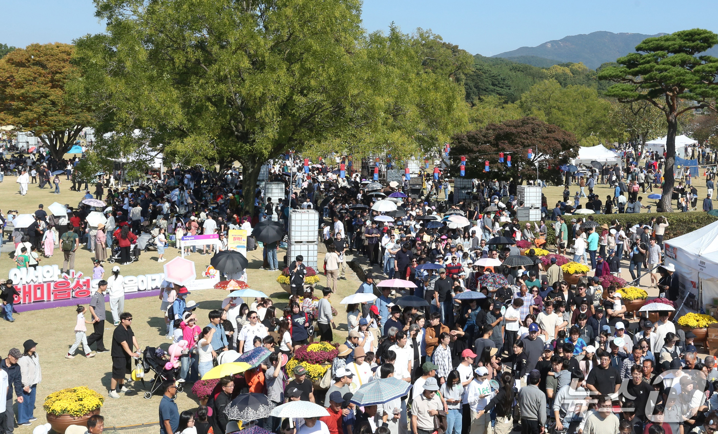 (서산=뉴스1) 김기태 기자 = 10일 충남 서산 해미읍성 일원에서 열린 제23회 서산해미읍성축제에 관람객으로 북적이고 있다. (서산시 제공. 재판매 및 DB 금지) 2026.10 …