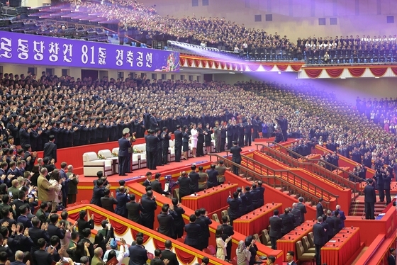 김정은, 노동당 창건 81주년 경축공연 관람…당 간부들은 사적관 참관[데일리 북한]