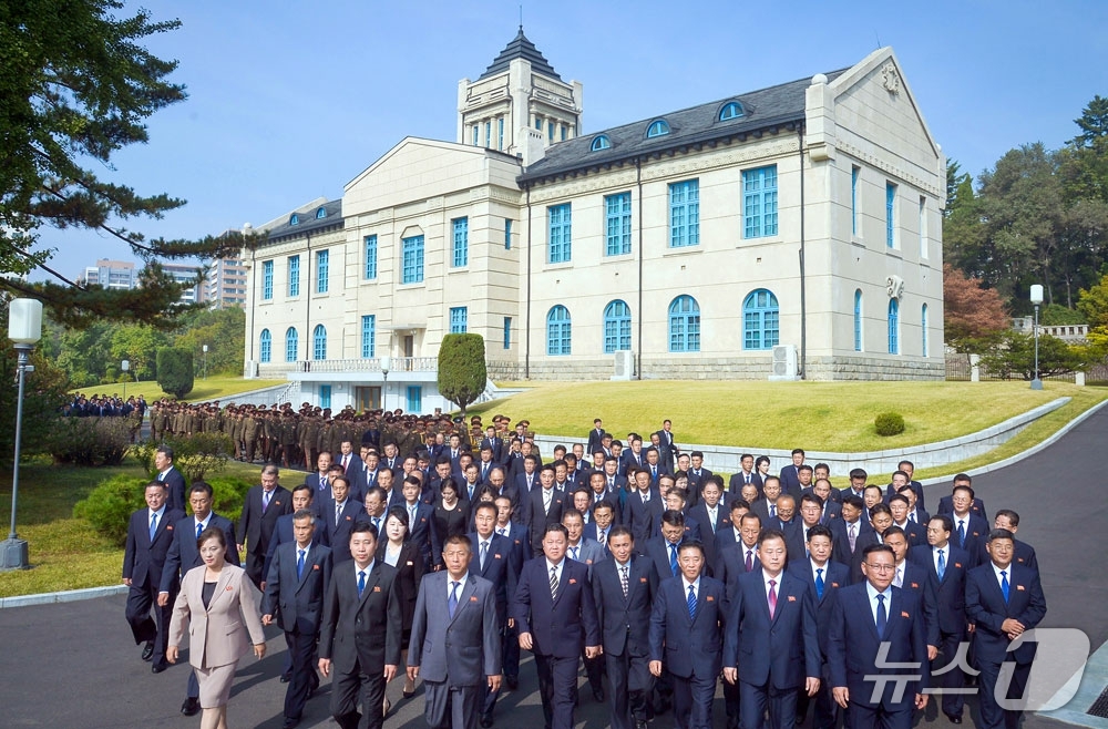 (평양 노동신문=뉴스1) = 북한 노동당 기관지 노동신문은 11일 "조선노동당 창건 81돐(주년)에 즈음하여 당중앙지도기관 성원들과 당중앙위원회 일꾼들, 성, 중앙기관, 평양시안의 …