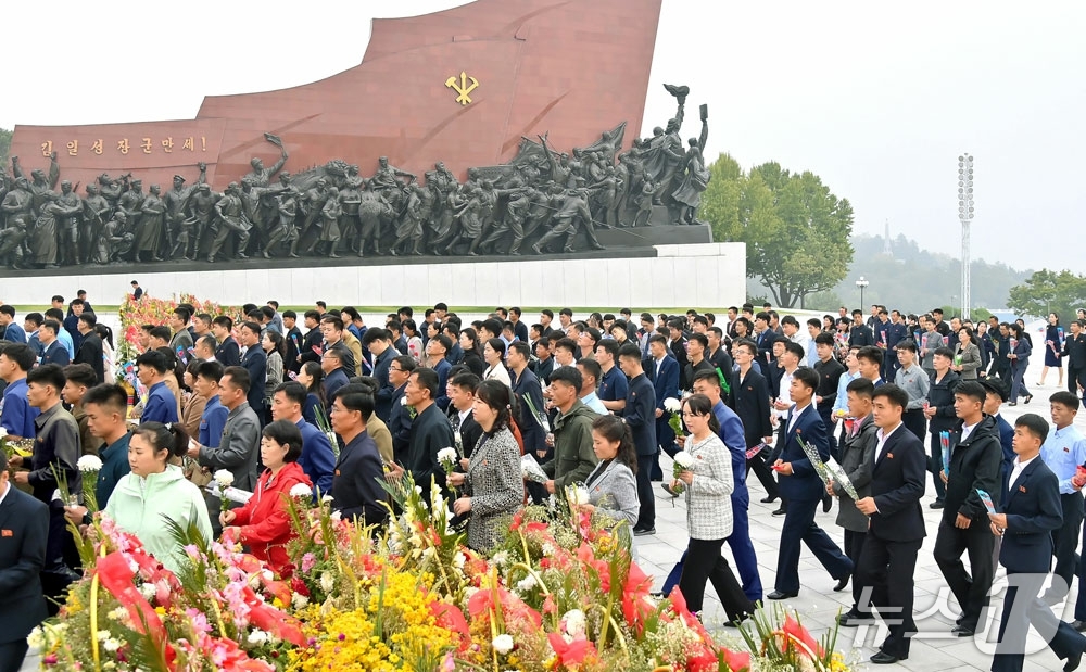 (평양 노동신문=뉴스1) = 북한 노동당 기관지 노동신문은 11일 "당창건 81돐(주년)에 즈음하여 각지에 높이 모신 위대한 수령 김일성동지와 위대한 영도자 김정일동지의 동상을 찾 …