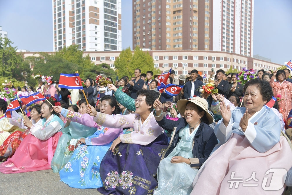 (평양 노동신문=뉴스1) = 북한 노동당 기관지 노동신문은 11일 "백전백승 조선노동당의 향도따라 사회주의 우리 조국의 전면적 융성기를 줄기차게 열어나가는 한없는 긍지와 자부심에 …