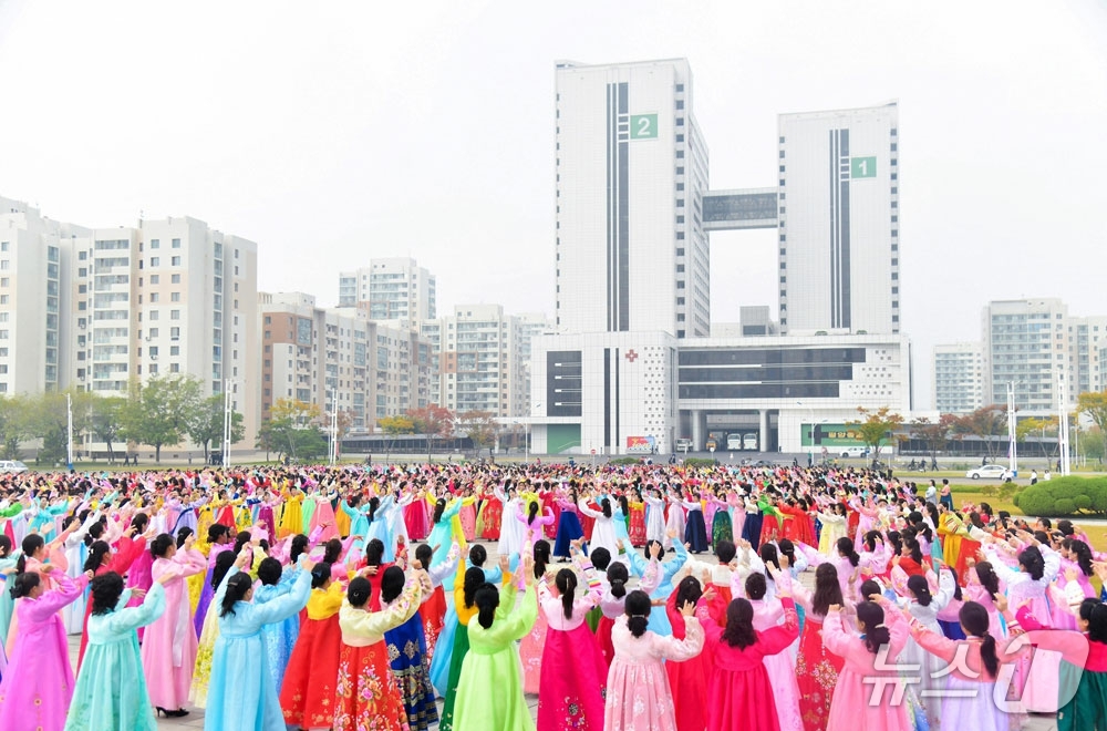 (평양 노동신문=뉴스1) = 북한 노동당 기관지 노동신문은 11일 "백전백승 조선노동당의 향도따라 사회주의 우리 조국의 전면적 융성기를 줄기차게 열어나가는 한없는 긍지와 자부심에 …