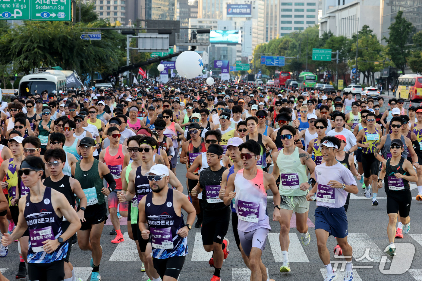 (서울=뉴스1) 이광호 기자 = 11일 오전 서울 중구 청계광장 앞에서 열린 2026서울레이스에서 참가자들이 힘찬 출발을 하고 있다. 2026.10.11/뉴스1