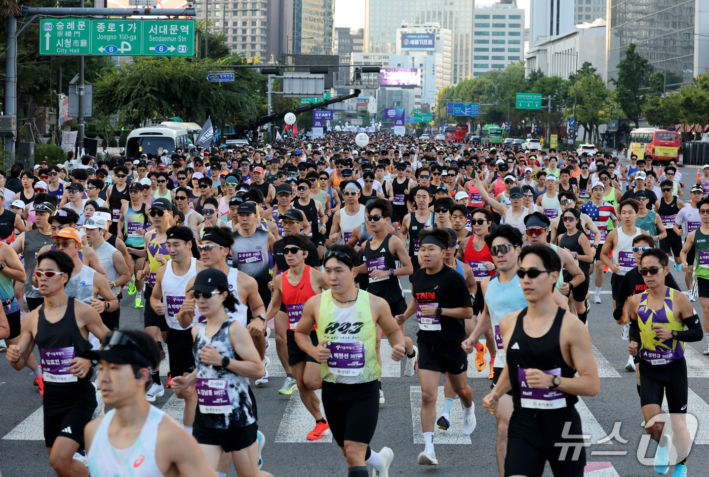 (서울=뉴스1) 이광호 기자 = 11일 오전 서울 중구 청계광장 앞에서 열린 2026서울레이스에서 참가자들이 힘찬 출발을 하고 있다. 2026.10.11/뉴스1