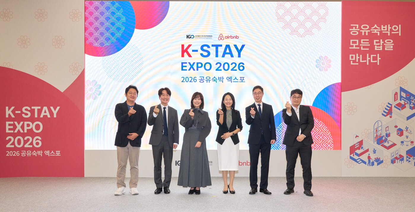 본문 이미지 - 지난 9일 서울 동대문디자인플라자(DDP)에서 열린 '케이-스테이 엑스포 2026'개회식에서 채보영 사단법인 한국민박업협회 회장과 서가연 에어비앤비 코리아 컨트리 매니저 등 주요 참석자들이 기념 촬영을 하고 있다.(에어비앤비 제공)