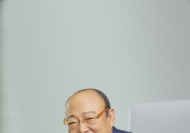 '74돌 한화' 김승연 회장 "낙관주의 설 자리 없다…미래 창조 리더 돼야"