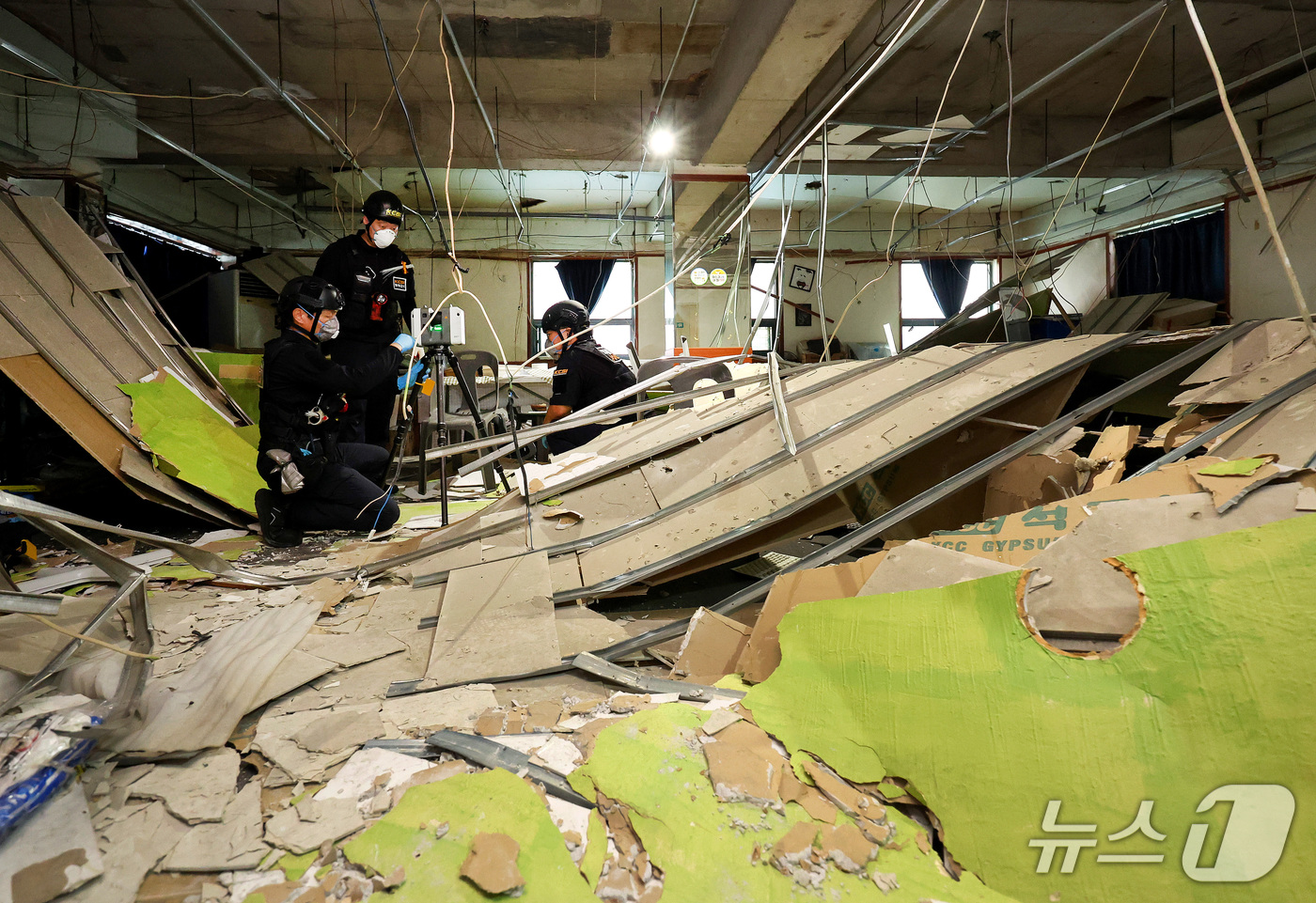 (대구=뉴스1) 공정식 기자 = 11일 오전 대구 북구 관음동 4층짜리 상가건물 2층 천장 마감재 낙하 사고 현장에서 국립과학수사연구원(국과수)과 경찰 등 관계자들이 합동 감식을 …